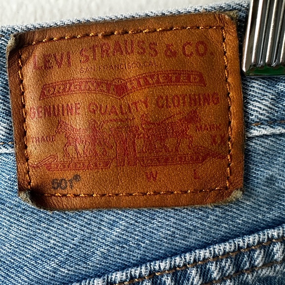 Levis 501 Distressed Jean Shorts 30W - Picture 6 of 11